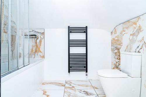 エディンバラにあるLuxury 5BD, Gym, Parking, Bus to Airport, Sleeps10のバスルーム(トイレ、鏡付)