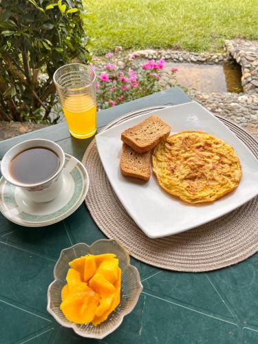 Santa HelenaにあるSanta Elena Ventanas Parapente Bed and Breakfast Premiumのテーブル(朝食用の食材、オレンジジュース1杯付)