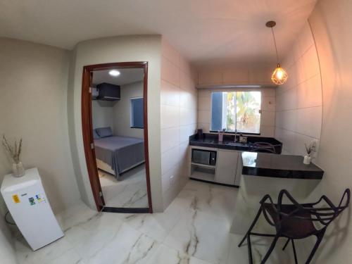 Aloha flats في ماريشال ديودورو: مطبخ صغير مع حوض وثلاجة