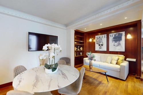 Avenue Montaigne - Prime Location