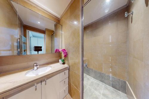 Avenue Montaigne - Prime Location