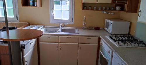 Η κουζίνα ή μικρή κουζίνα στο Mobil home 4 pers Sud Landes