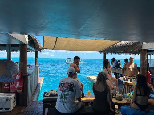 Gæster der bor på Sujees surf stay, cloudbreak