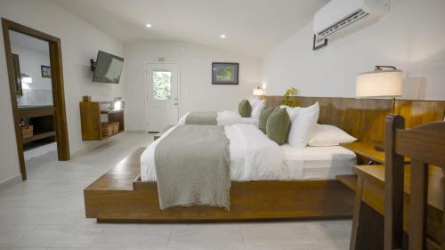 une chambre avec un grand lit avec des draps et des oreillers blancs dans l'établissement Roaring River Resort, à Roaring Creek