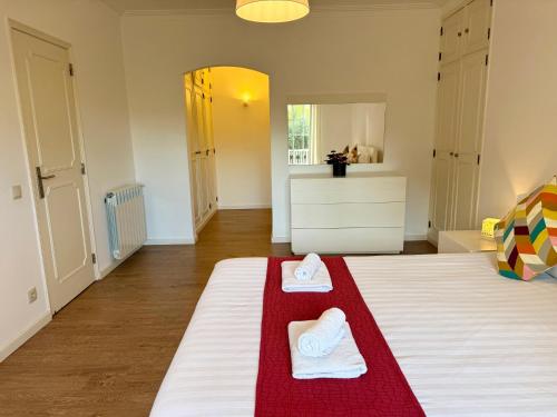 a bedroom with two towels sitting on a bed at Serenity Cascais Villa in Cascais