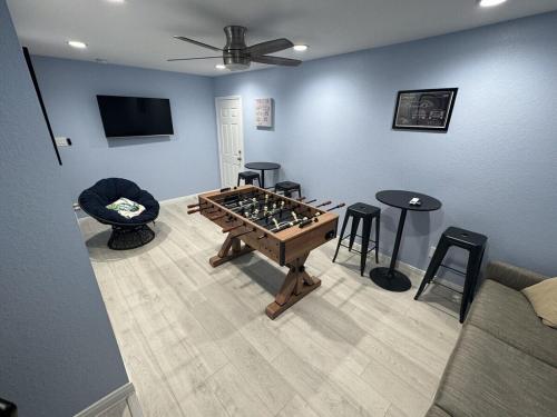 een woonkamer met een tafelvoetbaltafel en stoelen bij Bay Breeze Escape - 3BR Home with Game Room, Huge Backyard, Patio & Minutes from Boardwalk in Kemah