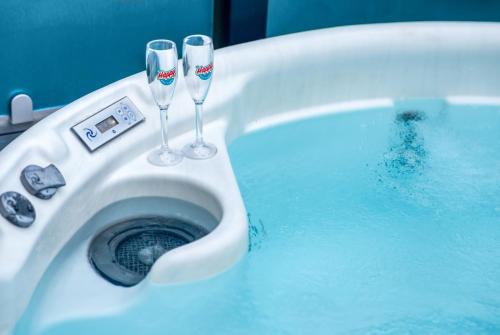 Harbour View Hayling Island في Hayling Island: كأسين من النبيذ موضوعين فوق المرحاض