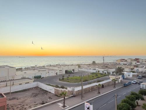 una vista aérea de una ciudad con el océano en Anza Lighthouse, en Agadir