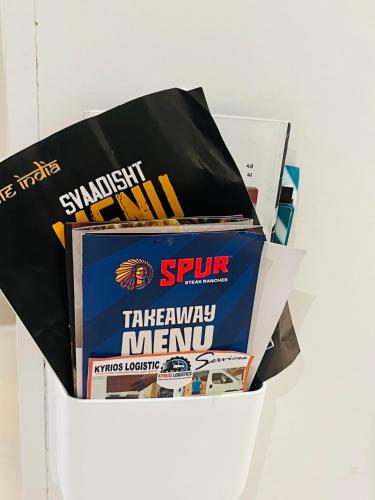 Emgwenyeni Guest house في منزيني: حاوية مليئة بصناديق مواد السكك الحديدية