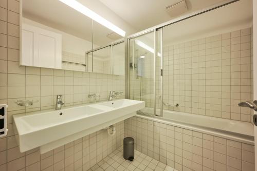 Et badeværelse på Bern 5, City Apartment, central, modern, spacious