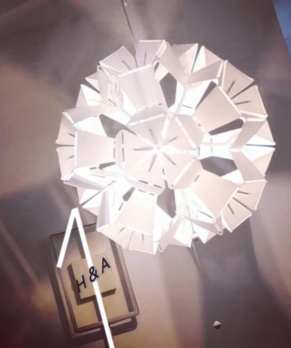 イーペルにあるVakantiehuis HA1の十字架が描かれた天井から吊るされた白いシャンデリア