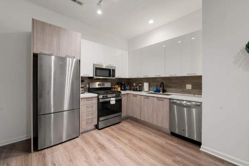 Una cocina o kitchenette en Modern 3BR Near McCormick & South Loop