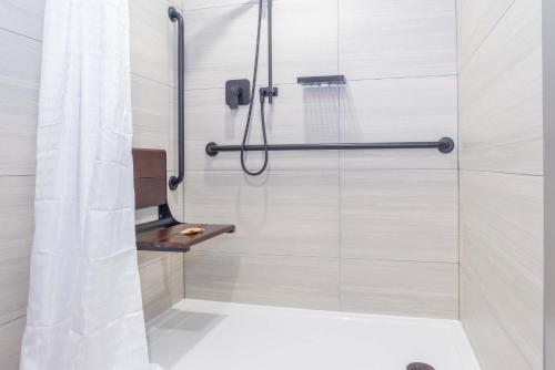 Sandman Suites Surrey - Guildford في سوري: دش في الحمام مع ستارة الدوش