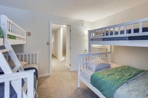 Ένα ή περισσότερα κρεβάτια σε δωμάτιο στο 5 Mi to Loon Mountain Resort! Family Townhome