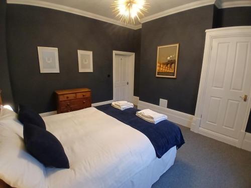 Giường trong phòng chung tại Seafront Balcony Flat