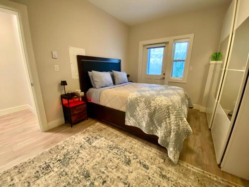 Postel nebo postele na pokoji v ubytování Ridge Pointe Retreat Your Victoria Hideaway