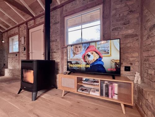 Телевизор и/или развлекательный центр в Idyllic cottage with wellness facilities