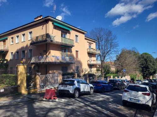 un gruppo di auto parcheggiate davanti a un edificio di B&B Sunny's House a Bologna