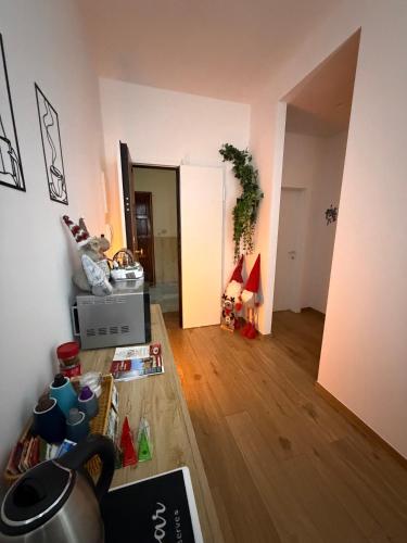 een woonkamer met een hardhouten vloer en een kamer bij B&B Sunny's House in Bologna