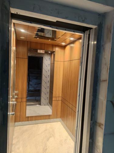 a room with a closet with a mirror at Umut apart otel in Urfa