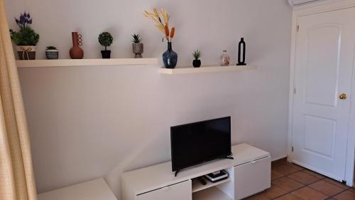 Et tv og/eller underholdning på Beach house with pool at the Fortí viewpoint