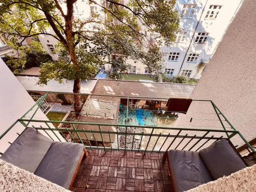 Elegant & inviting entire flat on Letná