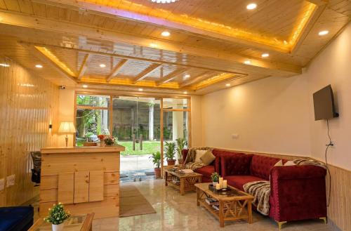 TV a/nebo společenská místnost v ubytování Grand Vi Vaan Ultra Luxury Rooms With Mountain Views And Free Parking !!! Top Rated Best Hotel In Manali