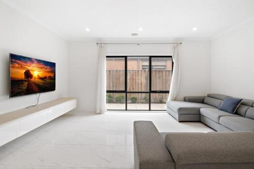 Khu vực ghế ngồi tại Spacious 5-Bed Home in Peaceful Point Cook