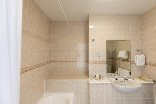 Et badeværelse på Whitegates Hotel