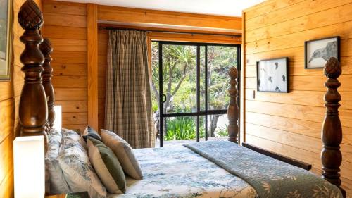 Birds Ferry Lodge Luxury B&B في ويستبورت: غرفة نوم بها سرير مع نافذة كبيرة