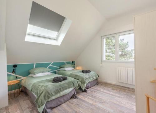 zwei Betten in einem Zimmer mit Fenster in der Unterkunft Nou Kontan vwe zot in Abbecourt