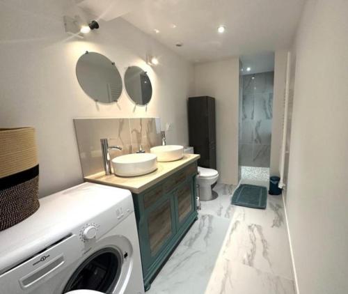 ein Badezimmer mit Waschbecken und Waschmaschine in der Unterkunft Nou Kontan vwe zot in Abbecourt