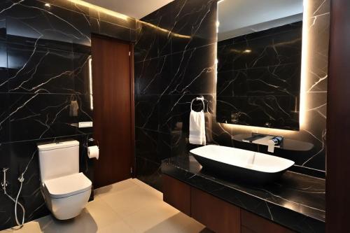 Koupelna v ubytování Grand Vi Vaan Ultra Luxury Rooms With Mountain Views And Free Parking !!! Top Rated Best Hotel In Manali