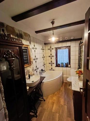 a large bathroom with a tub and a sink at Chata Kataryniarza in Karłów