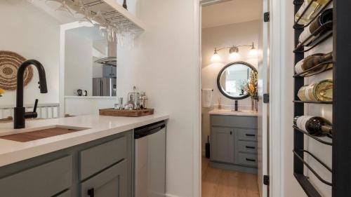 Koupelna v ubytování 2 Homes Near Lake Tahoe Diamond Peak Mt. Rose Skiing Tahoe Dreamin Sky Way by AvantStay