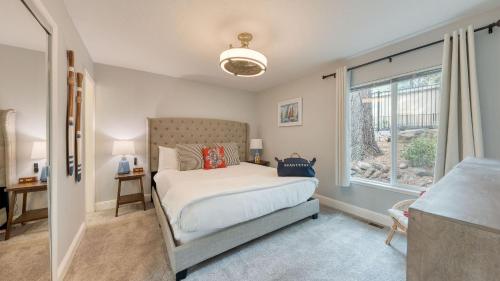 Postel nebo postele na pokoji v ubytování 2 Homes Near Lake Tahoe Diamond Peak Mt. Rose Skiing Tahoe Dreamin Sky Way by AvantStay