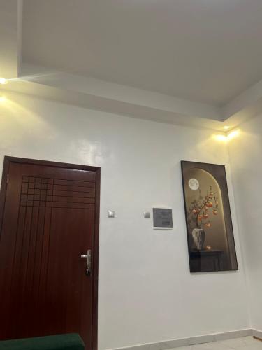 una habitación con una puerta y una foto en la pared en Fatidel, en Thiès