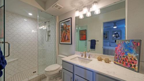 Koupelna v ubytování Waterfront Views Balcony Pool Hot Tub Dock Access Harborview Haven by AvantStay