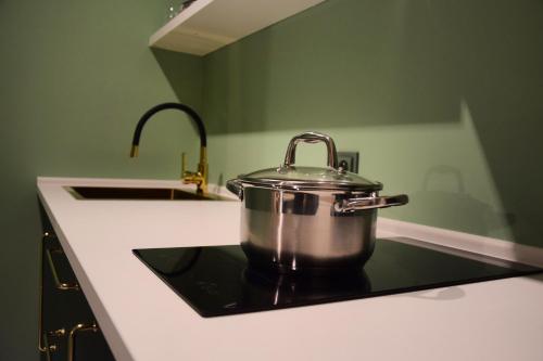 a pot on top of a stove in a kitchen at STRYH21 by APT21 in Wisła