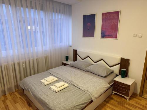 Postel nebo postele na pokoji v ubytování The Art Ceiling Loft at Main Square