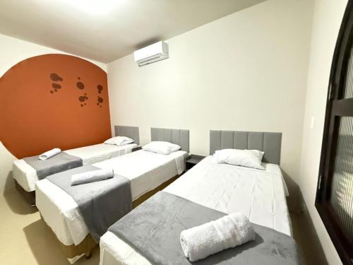 Habitación con 3 camas en una habitación con: en Pousada Dona Lidia Express, en Campo Mourão