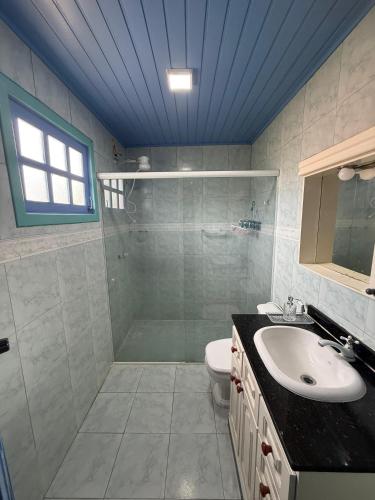 a bathroom with a sink and a shower and a toilet at Recanto dos Valles in Búzios