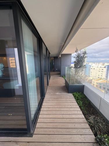 Luxury River View 3BR with Pool by Airport