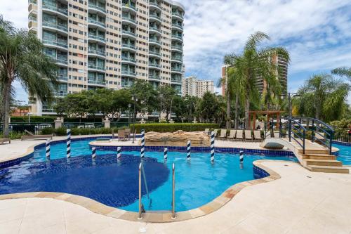 een groot zwembad met een glijbaan voor een gebouw bij Pineapples BPremium - Excelentes suítes in Rio de Janeiro