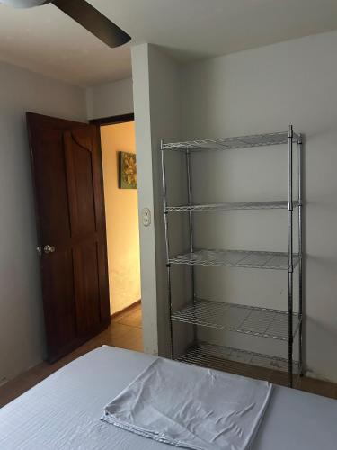 Postel nebo postele na pokoji v ubytování Private Room One block from the beach