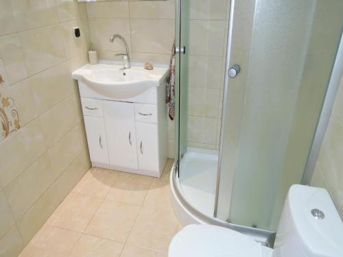 Koupelna v ubytování Holiday Home in Kolczewo near Baltic Beaches