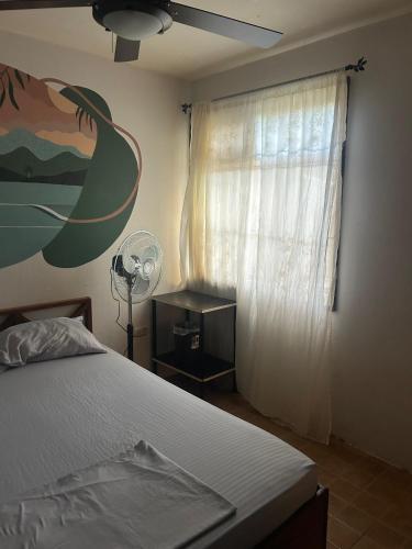 Postel nebo postele na pokoji v ubytování Private Room One block from the beach