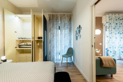 a bedroom with a bed and a chair in a room at APARTMENT BONCIARI PERUGIA Comodo e moderno bilocale con posto auto gratuito e self check in in Perugia