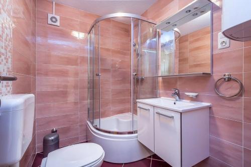 ein Badezimmer mit Toilette, Dusche und Waschbecken in der Unterkunft Apartments Samia in Medulin