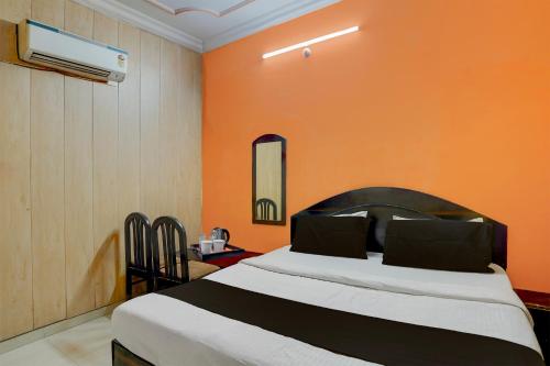 Postel nebo postele na pokoji v ubytování Hotel O Durgapuri Metro Station Lucknow Formerly Pal Awadh